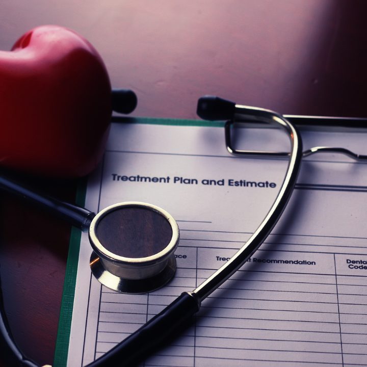 Image avec document et cœur décrivant un centre de cardiologue à Lomé